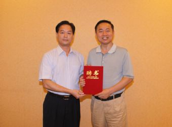 2011-09-07市委党校吴志强常务副校长（右一）接受学会聘请出任名誉会长