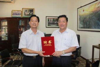 2011-08-08市委邓碧泉常委（右一）接受学会聘请出任名誉会长